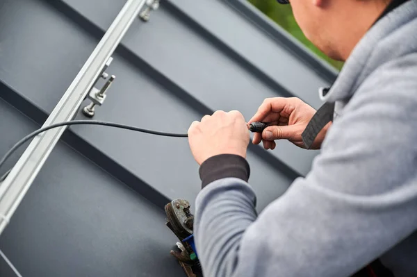 Arbeiter Bereiten Sich Auf Die Montage Von Photovoltaik Solarmodulen Auf — Stockfoto