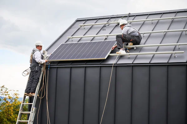 Bestatter Bauen Photovoltaik Solarmodulstation Auf Hausdach Männer Elektriker Helmen Installieren — Stockfoto