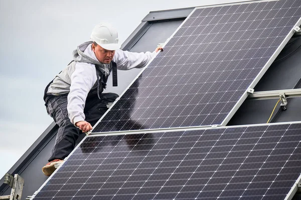 Techniker Montieren Photovoltaik Sonnenkollektoren Auf Dem Dach Des Hauses Mann — Stockfoto
