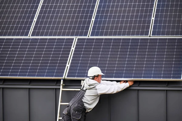 Elektriker Verbindet Kabel Während Photovoltaik Sonnenkollektoren Auf Dem Dach Des — Stockfoto