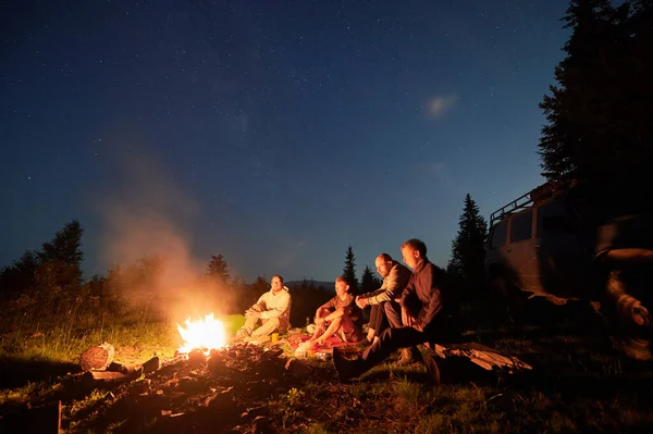 Nocne Niebo Nad Górskim Wzgórzem Samochodem Męskimi Turystami Pobliżu Ogniska — Zdjęcie stockowe