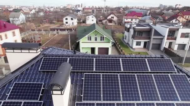Şehir Merkezindeki Evin Çatısındaki Fotovoltaik Güneş Panellerinin Video Görüntüleri Açık — Stok video