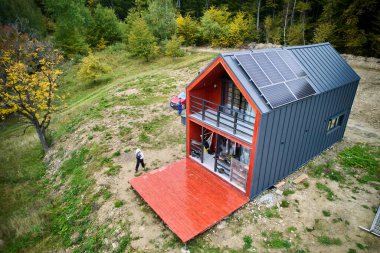 Çatıda güneş fotovoltaik panel sistemi olan yeni modern ev evi. Hava görüntüsü. Alternatif, yenilenebilir enerji ve ev özerkliği kavramı.