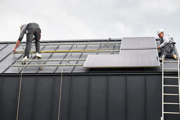 Muži Měří Fotovoltaické Solární Panely Pomocí Magnetofonu Technici Před Montáží — Stock fotografie