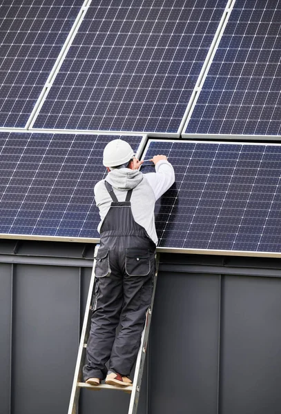 Mann Montiert Photovoltaik Sonnenkollektoren Auf Hausdach Ingenieur Helm Installiert Solarmodulsystem — Stockfoto