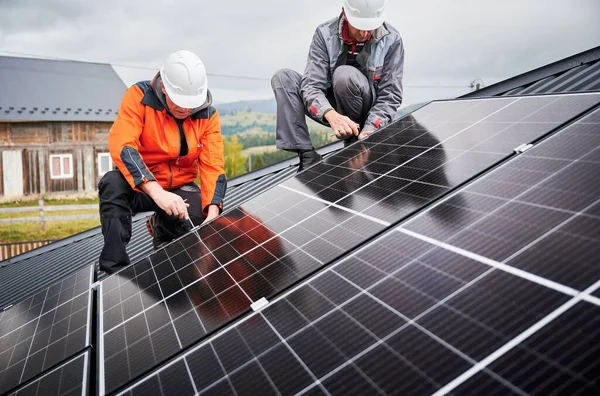 Techniker Installieren Photovoltaik Sonnenkollektoren Auf Dem Dach Des Hauses Männer — Stockfoto