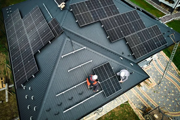 Engineers Building Photovoltaic Solar Module Station Roof House Men Electricians — Stock Photo, Image