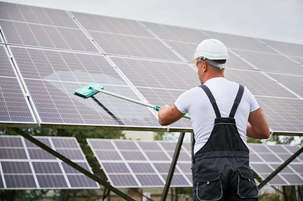 Arbeiter Reinigen Solarmodule Ein Techniker Sorgt Dafür Dass Solarbatterien Gutem — Stockfoto
