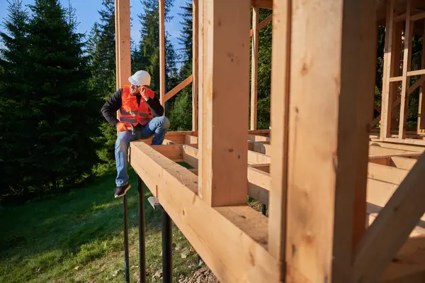 Tischler Baut Zweistöckiges Holzhaus Der Nähe Des Waldes Bärtiger Mann — Stockfoto