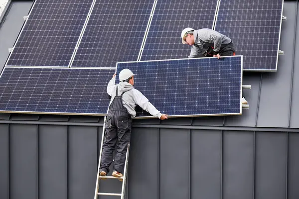 Ingenieure Verbinden Kabel Während Sie Photovoltaik Sonnenkollektoren Auf Dem Hausdach — Stockfoto