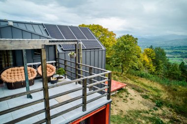 Çatıda güneş fotovoltaik panel sistemi olan yeni modern ev evi. Hava görüntüsü. Alternatif, yenilenebilir enerji ve ev özerkliği kavramı.