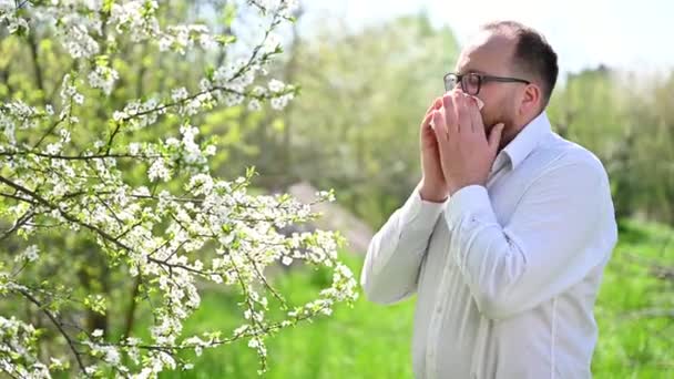 Ember Allergiás Szenved Szezonális Allergia Tavasszal Virágzó Kertben Tavasszal Fiatalember — Stock videók