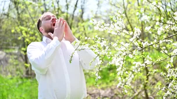 Uomo Allergico Soffre Allergia Stagionale Primavera Nel Giardino Fiorito Primavera — Video Stock