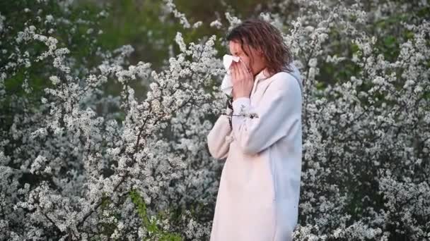 Donna Allergica Che Soffre Allergia Stagionale Primavera Nel Giardino Fiorito — Video Stock