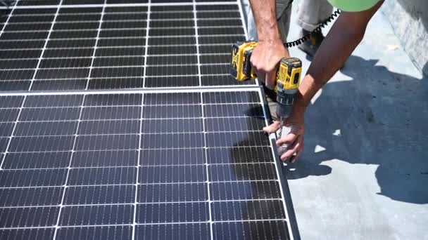 Sistema Painel Solar Fotovoltaico Edifício Trabalhador Telhado Metal Casa Close — Vídeo de Stock