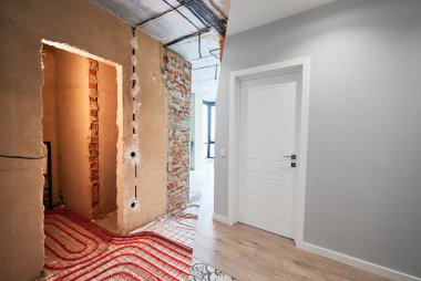 Restorasyondan önce eski dairenin ve modern iç tasarımı ile yenilenmiş yeni dairenin karşılaştırılması. Tadilattan önce ve sonra ısıtma boruları olan bir daire..