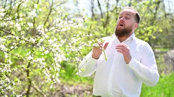 Uomo Allergico Soffre Allergia Stagionale Primavera Nel Giardino Fiorito Primavera — Video Stock