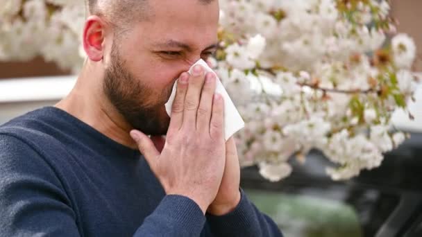 Homme Allergique Souffrant Allergie Saisonnière Printemps Dans Jardin Fleurs Printemps — Video