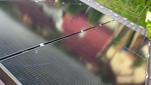 Impianto Fotovoltaico Pannelli Solari Tetto Casa Moderna Batterie Solari Installate — Video Stock