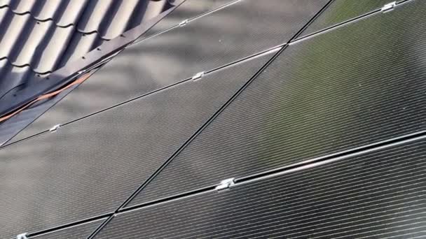 Сонячна Фотоелектрична Панель Даху Сучасного Будинку Сонячні Батареї Встановлені Похилому — стокове відео