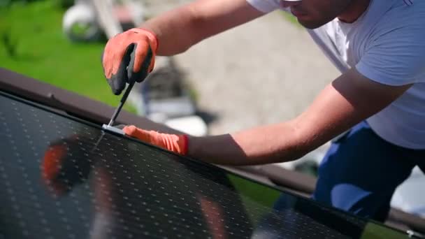 Pekerja Bangunan Fotovoltaik Panel Surya Sistem Atap Rumah Menutup Pria — Stok Video