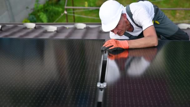 工人们在房顶上建造太阳能电池板系统 在室外安装光伏太阳能组件的头盔工程师 绿色和可再生能源发电概念 — 图库视频影像