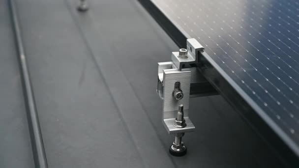 Cierre Del Panel Solar Sujeto Firmemente Con Una Abrazadera Montaje — Vídeo de stock