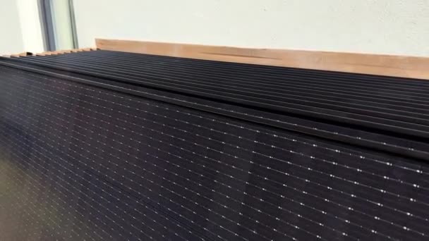 闭合新的太阳能电池板与保护硬纸板角 准备安装 可再生能源技术 绿色生活以及太阳能在住宅区的应用 — 图库视频影像