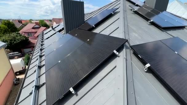 太陽光発電による発電のために屋上にソーラーパネルを設置 屋根に太陽光発電システムが付いている家 代替エネルギー 電力持続可能な資源の概念 — ストック動画