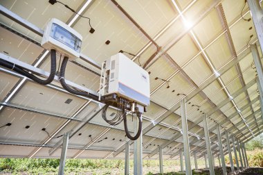 Güneş panelinin çalışmalarına başlıyorum. Güneş dönüştürücü çıkış akımını değiştiriyor. Fotovoltaik panelin arka planı.