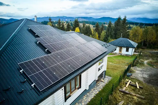 Sonnenkollektoren Auf Einem Hausdach Dach Von Solarbatterien Luftaufnahme Eines Weißen lizenzfreie Stockfotos