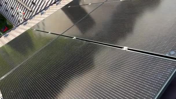 近代的な家の屋根の太陽光発電パネル システム 郊外の屋根に設置された太陽電池 代替エネルギー 再生可能エネルギーのコンセプト — ストック動画