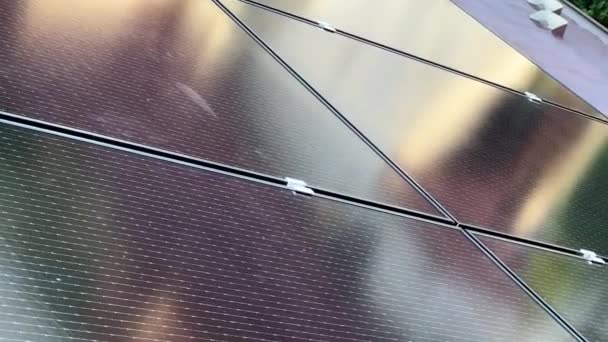 Солнечная Фотоэлектрическая Панельная Система Современной Крыше Дома Солнечные Батареи Установлены — стоковое видео