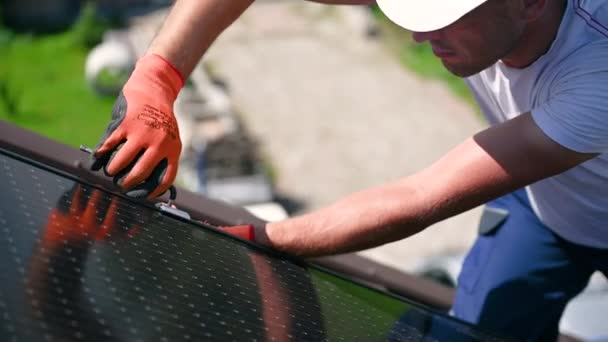 家の屋上に太陽光発電の太陽電池パネル システムを造る労働者 屋外の六角キーの助けを借りて太陽モジュールを取付ける手袋のマン エンジニアの閉鎖 代替エネルギー生成コンセプト — ストック動画