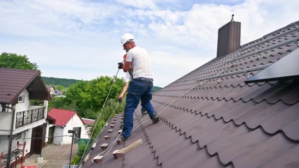 Hombres Trabajadores Instalando Sistema Panel Solar Techo Casa Electricistas Cascos — Vídeo de stock