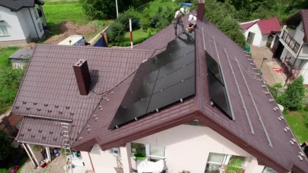 屋顶上有太阳能电池板的房子 通过光伏发电 屋顶上有太阳能发电系统 替代能源 电力可持续资源的概念 — 图库视频影像