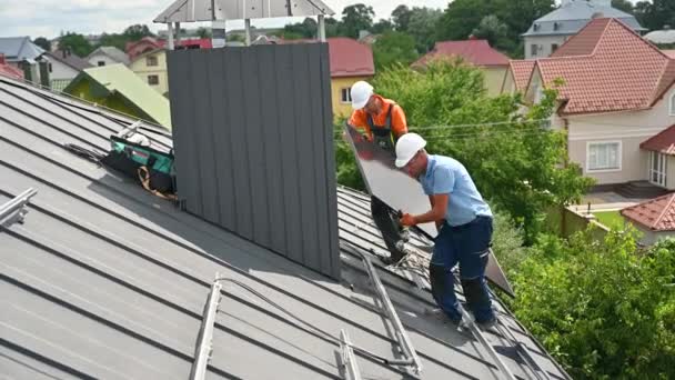Trabalhadores Construindo Sistema Painel Solar Telhado Casa Dois Homens Instaladores — Vídeo de Stock
