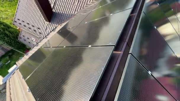 近代的な家の屋根の太陽光発電パネル システム 郊外の屋根に設置された太陽電池 代替エネルギー 再生可能エネルギーのコンセプト — ストック動画