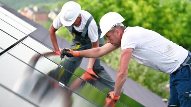 Робітники Будують Фотоелектричну Сонячну Панель Даху Будинку Чоловіки Техніки Шоломах — стокове відео