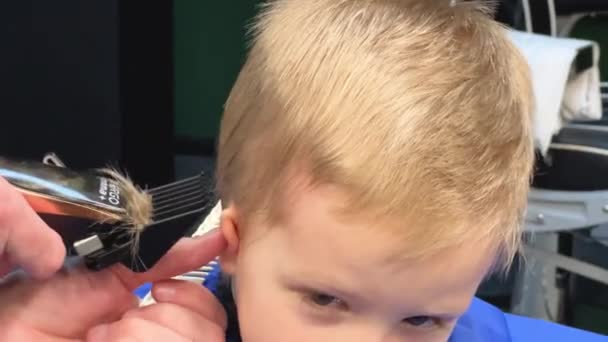 Перукар Використовує Електричну Бритву Різання Волосся Хлопчиків Маленька Дитина Отримує — стокове відео