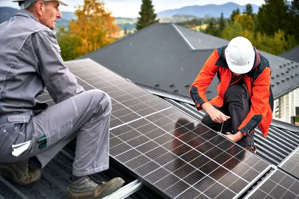 Ingenieure Installieren Photovoltaik Sonnenkollektoren Auf Dem Dach Des Hauses Männer — Stockfoto