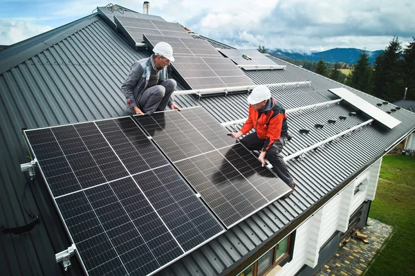 Pracovníci Stavějící Fotovoltaickou Solární Stanici Střeše Domu Muži Elektrikáři Helmách Stock Obrázky
