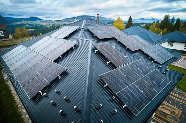 Sistema Painel Solar Fotovoltaico Telhado Casa Módulos Solares Modernos Instalados Imagem De Stock