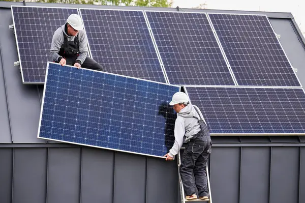 Männer Elektriker Installieren Solaranlage Auf Dem Dach Des Hauses Arbeiter — Stockfoto