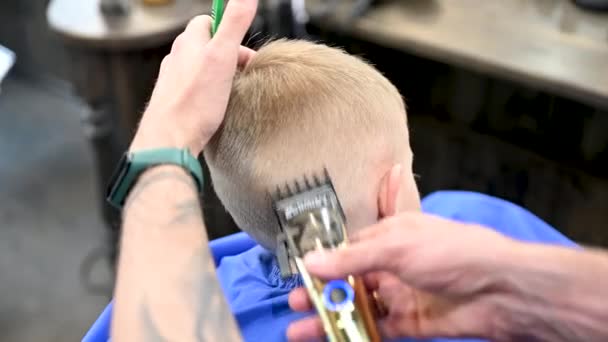Kuaförlerin Erkek Saçlarını Tıraş Edişinin Arkası Berber Dükkanında Elektrikli Tıraş — Stok video