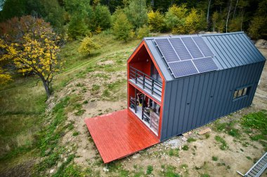 Çatıda güneş fotovoltaik panel sistemi olan yeni modern ev evi. Hava görüntüsü. Alternatif, yenilenebilir enerji ve ev özerkliği kavramı.