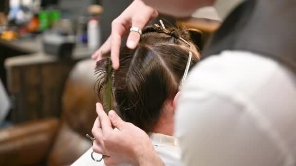 Досвідчений Перукар Використовує Гребінець Ножиці Різання Додаткового Волосся Перукарні — стокове відео