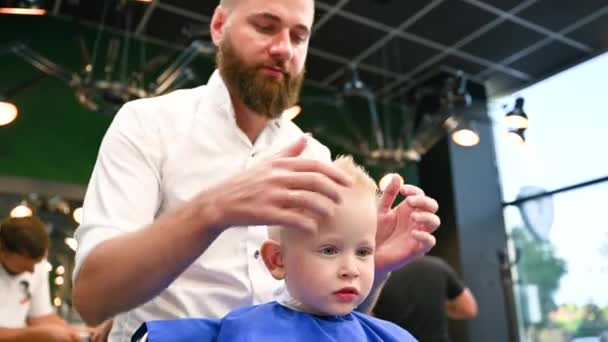 Criança Jovem Cortando Cabelo Barbearia Moderna Cabeleireiro Fazendo Toques Finais — Vídeo de Stock