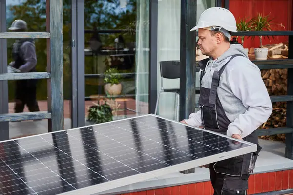 Techniker Bauen Solarzellen System Männer Mit Helmen Tragen Photovoltaik Solarmodule — Stockfoto
