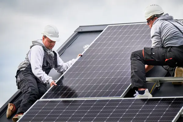 Ingenieure Bauen Eine Photovoltaik Solarmodulstation Auf Dem Hausdach Männer Elektriker — Stockfoto